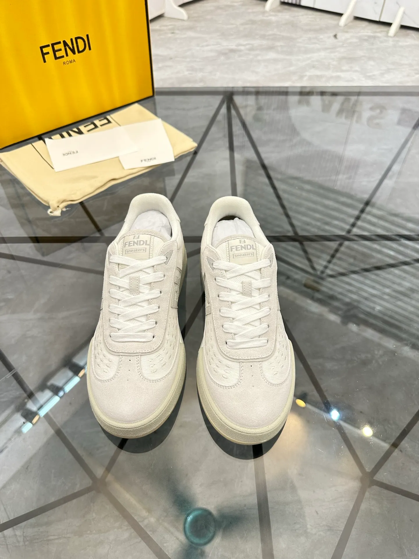 Selling men's shoes 💰: 💰P620¥ Top quality Product trademark: Fendi* "Fendi*" low-top casual shoes Regular size: 35-44 (can be customized to 38.45.46) Product material: imported first-layer nubuck leather upper, breathable lining, original outsole. No.:H208